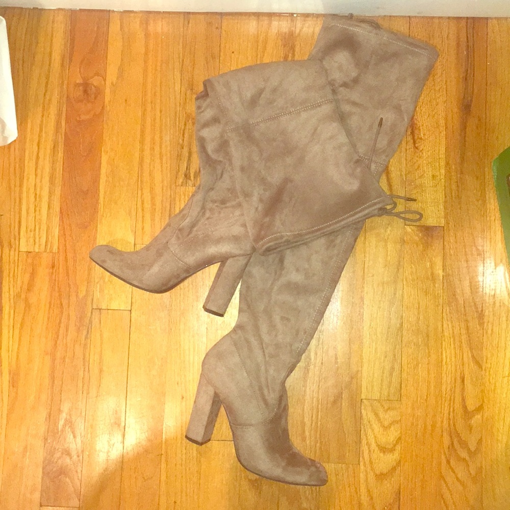 High heeled knee high swayed boots